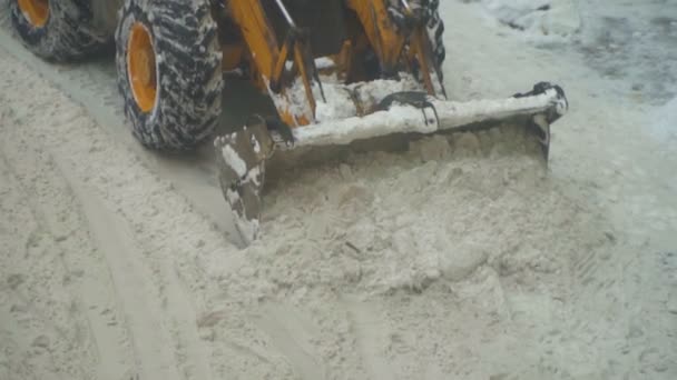 拖拉机在街上铲雪 慢动作 — 图库视频影像