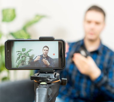 Kamera mercekleri fotoğraf ile ilgili video blog yaparken adam.