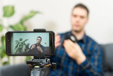 Kamera mercekleri fotoğraf ile ilgili video blog yaparken adam.