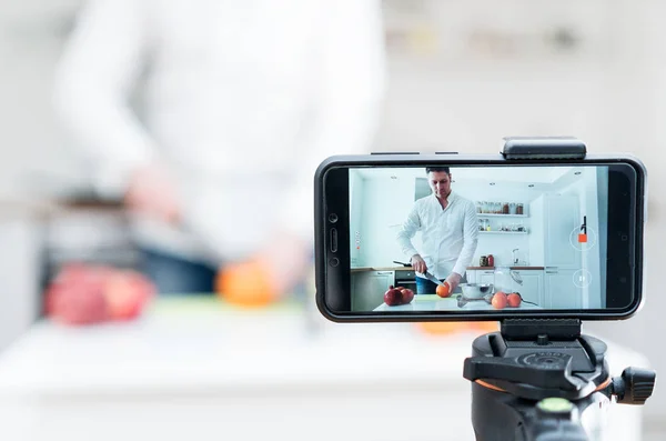Muž Kuchyni Natáčení Videa Vlogging Koncept — Stock fotografie