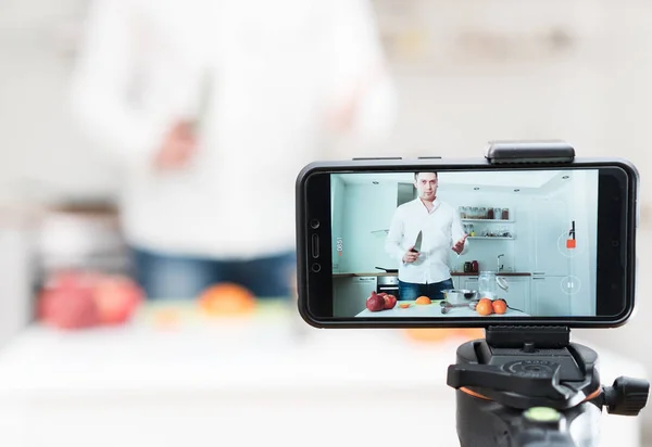 Hombre Cocina Filmando Video Concepto Vlogging — Foto de Stock