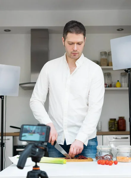 Hombre Cocina Filmando Video Concepto Vlogging — Foto de Stock