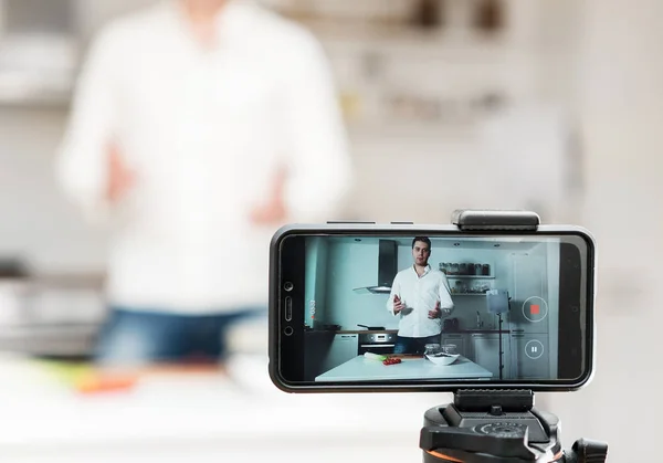 Hombre Cocina Filmando Video Concepto Vlogging — Foto de Stock