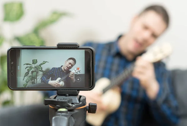 Stilig Man Inspelning Sång Vlogging Koncept — Stockfoto