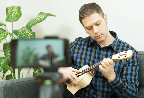 Hombre Guapo Grabando Una Canción Concepto Vlogging — Foto de Stock