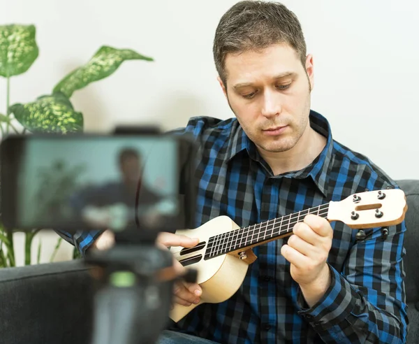 Hombre Guapo Grabando Una Canción Concepto Vlogging — Foto de Stock