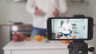 Video çekimi meyve ile mutfak adam. Vlogging kavramı.