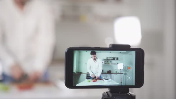 Άντρας Στην Κουζίνα Μαγνητοσκόπηση Βίντεο Vlogging Έννοια — Αρχείο Βίντεο