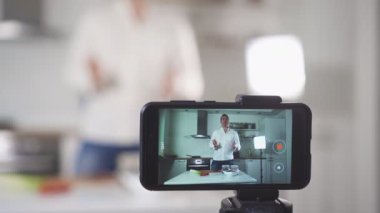 Video çekimi mutfak adam. Vlogging kavramı.