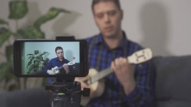 Yakışıklı adam kayıt şarkı. Vlogging kavramı.