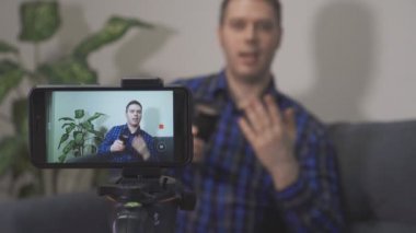Kamera mercekleri fotoğraf ile ilgili video blog yaparken adam.