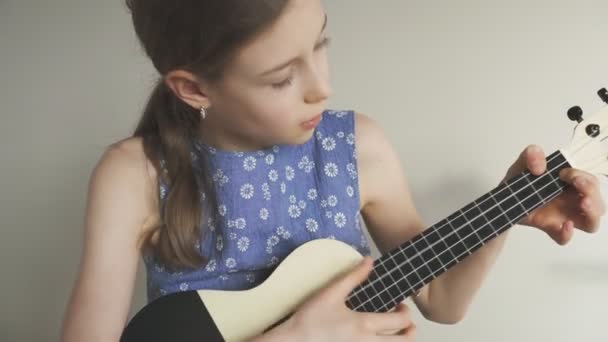 Schattig Meisje Leren Spelen Ukulele Thuis — Stockvideo