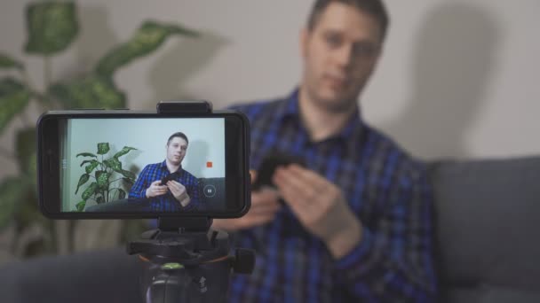 Mann Macht Videoblog Über Externe Festplatte — Stockvideo