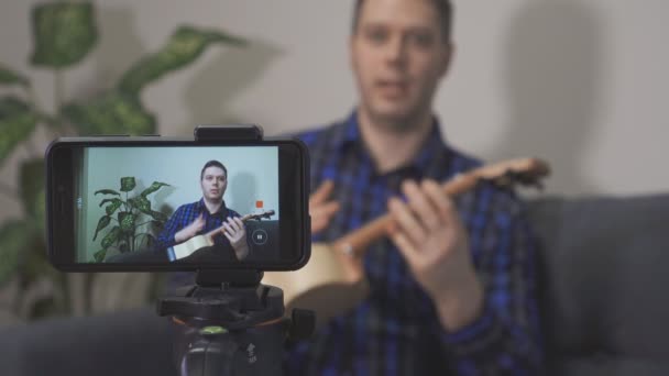 Homem Bonito Fazendo Vídeo Blog Sobre Instrumentos Musicais — Vídeo de Stock