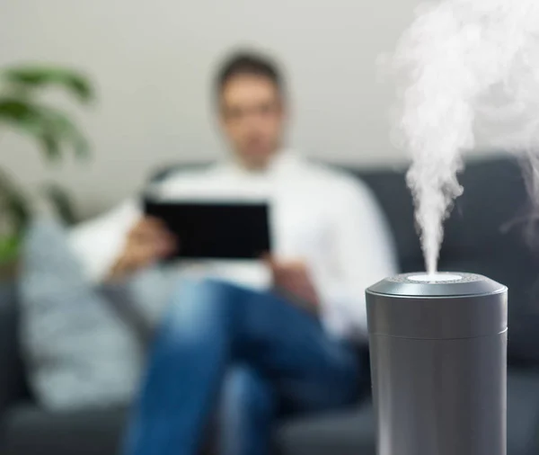 Air Humidifier Living Room Man Using Tablet Background — Stock Photo, Image