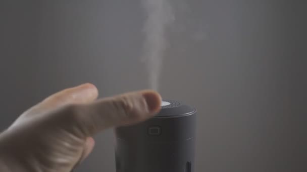 人間の手の電気空気加湿器の電源を入れる — ストック動画