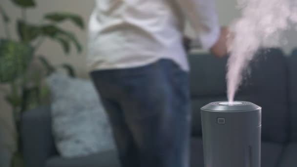 Humidificateur Air Dans Salon Homme Utilisant Tablette Sur Fond — Video