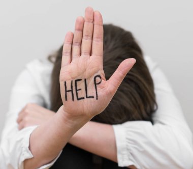 Depresif kadın. Sosyal sorunları kavramı. Metniniz için yer.