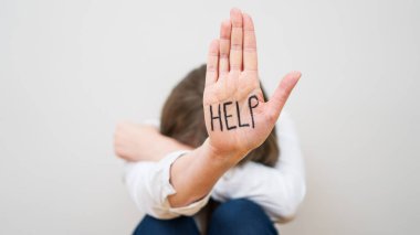 Depresif kadın. Sosyal sorunları kavramı. Metniniz için yer.