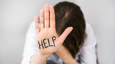 Depresif kadın. Sosyal sorunları kavramı. Metniniz için yer.