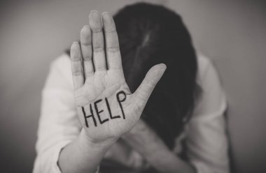 Depresif kadın. Sosyal sorunları kavramı. Metniniz için yer.