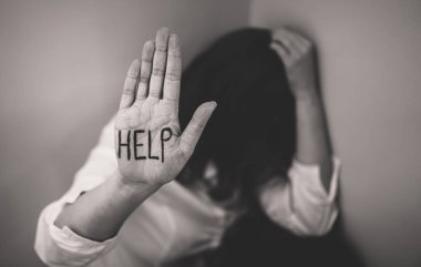 El ön yüzünü tutan depresif kadın. Sosyal sorunları kavramı.