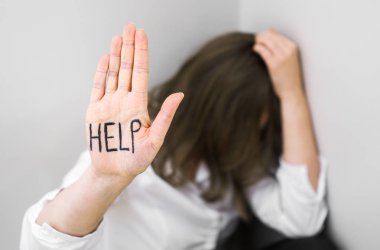 Depresif kadın köşesinde. Sosyal sorunları kavramı. Metniniz için yer.