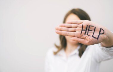 El ön yüzünü tutan depresif kadın. Sosyal sorunları kavramı.