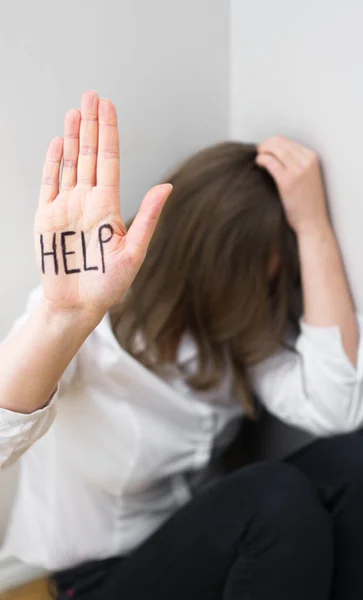 Mujer deprimida en la esquina. Concepto de problemas sociales. Lugar para su texto . — Foto de Stock