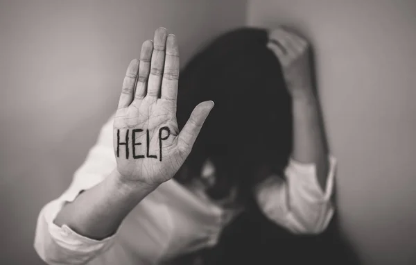 Mujer deprimida sosteniendo la mano delante de su cara. Concepto de problemas sociales . —  Fotos de Stock