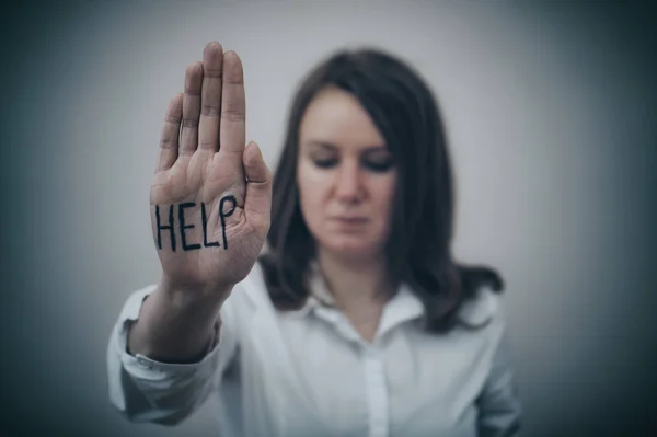 Mujer deprimida sosteniendo la mano delante de su cara. Concepto de problemas sociales . —  Fotos de Stock