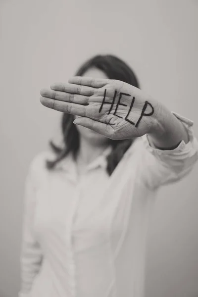 Mulher deprimida de mãos dadas na frente do rosto. Conceito de problemas sociais . — Fotografia de Stock
