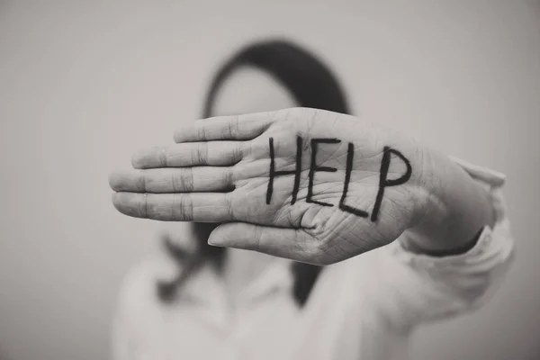 Депресивна жінка тримає руку перед обличчям. Концепція соціальних проблем . — стокове фото