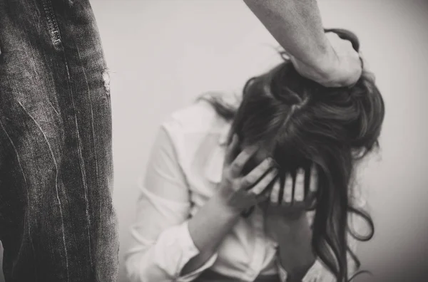 Koncepcja domu przemocy. Mężczyzna wyciągając kobieta włosy — Zdjęcie stockowe