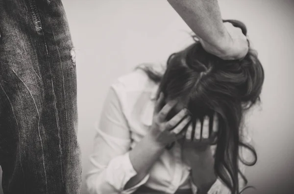 Concepto de violencia doméstica. Hombre tirando del pelo de mujer —  Fotos de Stock