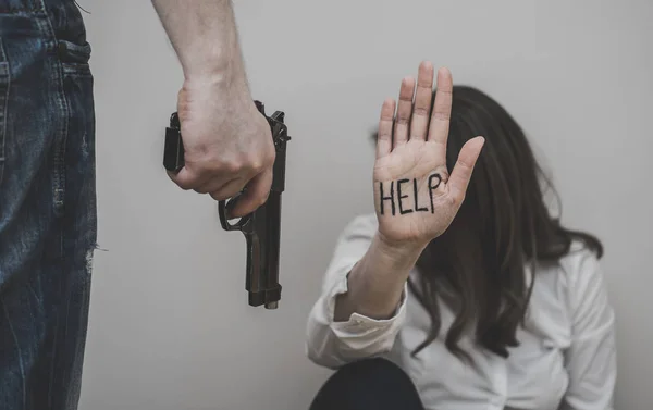 Conceito de violência doméstica. Homem com arma ameaçar mulher . — Fotografia de Stock