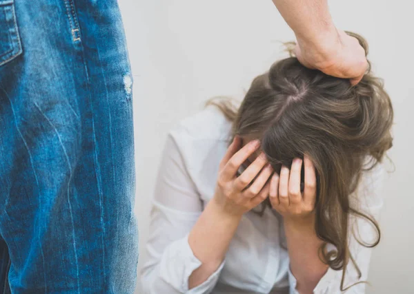 Huis geweld concept. Trekken vrouw haar man — Stockfoto