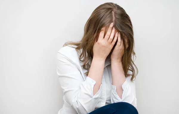 Deprimerad kvinna som gråter. Sociala problem koncept. Plats för text. — Stockfoto