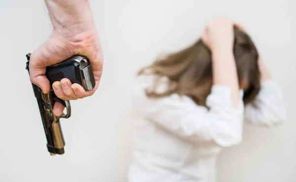 Conceito de violência doméstica. Homem com arma ameaçar mulher . — Fotografia de Stock