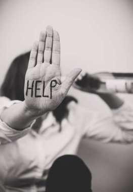 Alkolizm kavramı. Şişe şarap içme kadın.