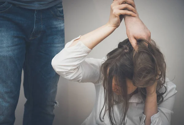 Концепция домашнего насилия. Мужчина дергает женщину за волосы — стоковое фото