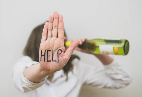 Alkoholism-konceptet. Kvinna dricka flaska vin. — Stockfoto