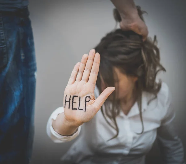 Concepto de violencia doméstica. Hombre tirando del pelo de mujer — Foto de Stock