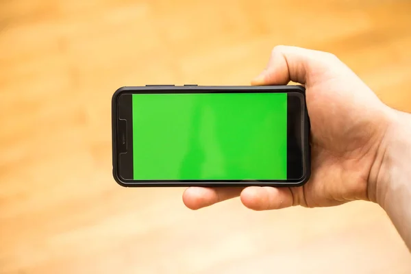 Male hand with Smartphone. Chroma key. Place for your advertisement. — Stock Photo, Image