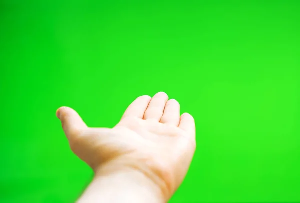 La mano masculina ofrece algo. Clave de croma. Lugar para tu anuncio . —  Fotos de Stock