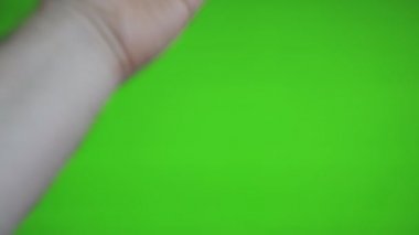 Erkek el şey sunuyor. Chroma anahtar. Reklam için yer.