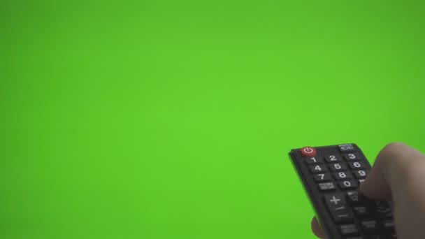 Чоловіча Рука Телевізійними Віддаленими Каналами Зеленому Екрані Місце Вашої Реклами — стокове відео