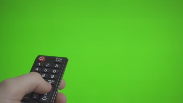 Αρσενική Χέρι Κανάλια Remote Πατώντας Πάνω Από Την Πράσινη Οθόνη — Αρχείο Βίντεο
