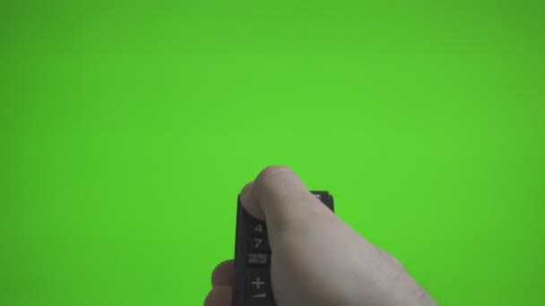 Чоловіча Рука Пультом Дистанційного Керування Вмикає Телевізор Зеленому Екрані Місце — стокове відео