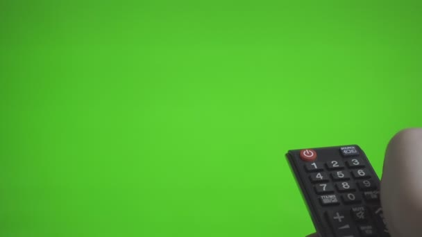 Чоловіча Рука Пультом Дистанційного Керування Вмикає Телевізор Зеленому Екрані Місце — стокове відео